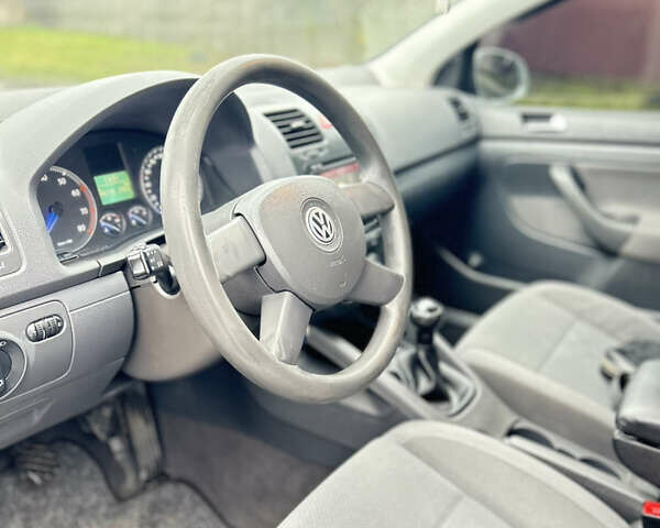 Сірий Фольксваген Гольф, об'ємом двигуна 1.39 л та пробігом 245 тис. км за 5000 $, фото 5 на Automoto.ua