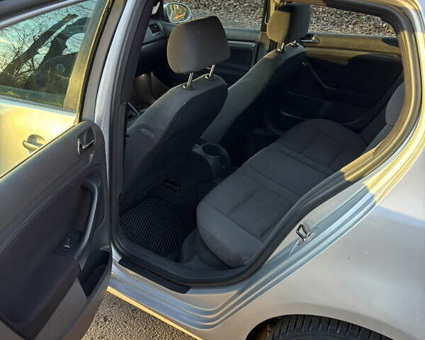 Сірий Фольксваген Гольф, об'ємом двигуна 1.39 л та пробігом 287 тис. км за 4800 $, фото 27 на Automoto.ua