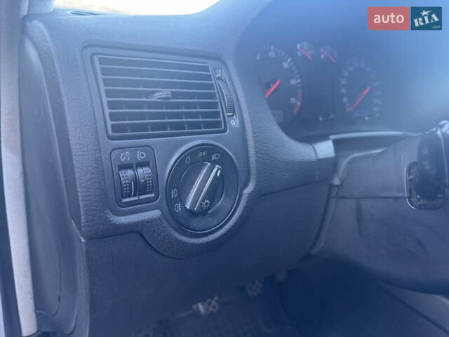 Серый Фольксваген Гольф, объемом двигателя 1.6 л и пробегом 188 тыс. км за 4600 $, фото 18 на Automoto.ua