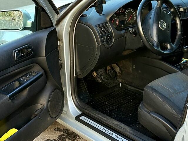 Серый Фольксваген Гольф, объемом двигателя 1.6 л и пробегом 214 тыс. км за 4000 $, фото 3 на Automoto.ua