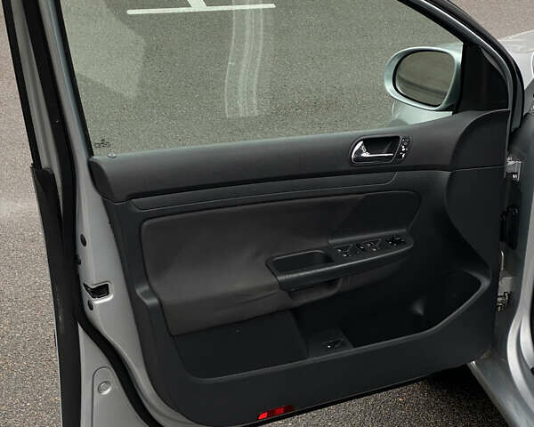 Серый Фольксваген Гольф, объемом двигателя 1.6 л и пробегом 250 тыс. км за 5800 $, фото 26 на Automoto.ua