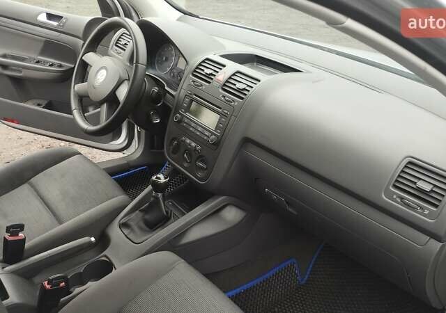 Серый Фольксваген Гольф, объемом двигателя 1.6 л и пробегом 202 тыс. км за 6000 $, фото 4 на Automoto.ua