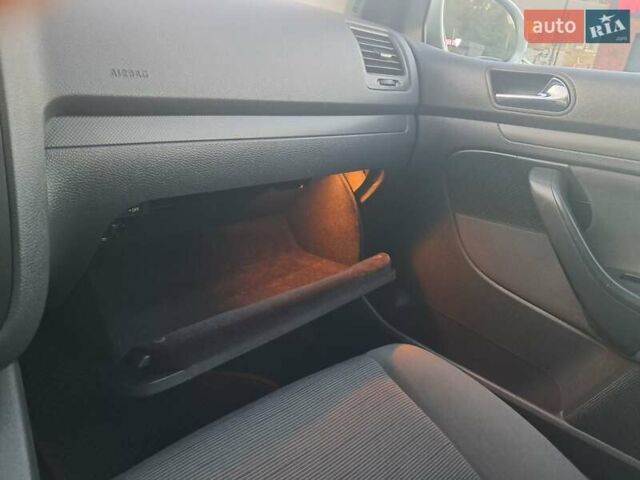 Серый Фольксваген Гольф, объемом двигателя 1.6 л и пробегом 277 тыс. км за 5500 $, фото 17 на Automoto.ua