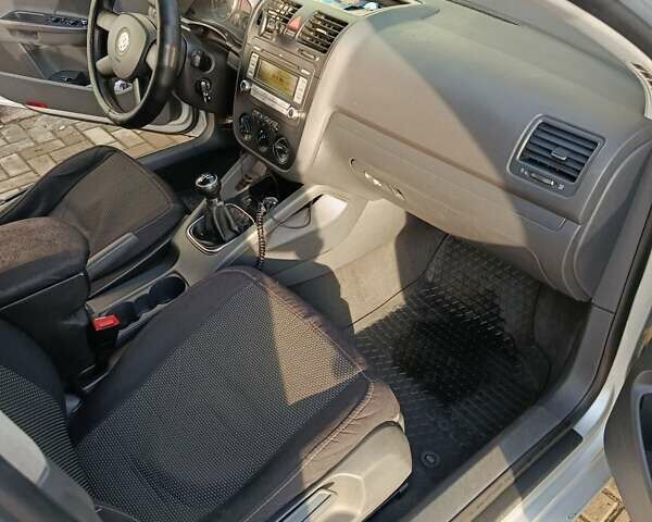 Серый Фольксваген Гольф, объемом двигателя 1.6 л и пробегом 318 тыс. км за 4600 $, фото 4 на Automoto.ua