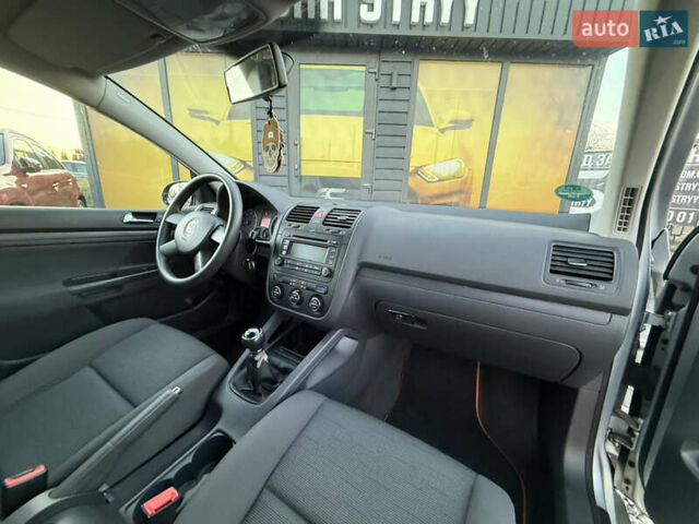 Серый Фольксваген Гольф, объемом двигателя 1.6 л и пробегом 229 тыс. км за 5600 $, фото 28 на Automoto.ua