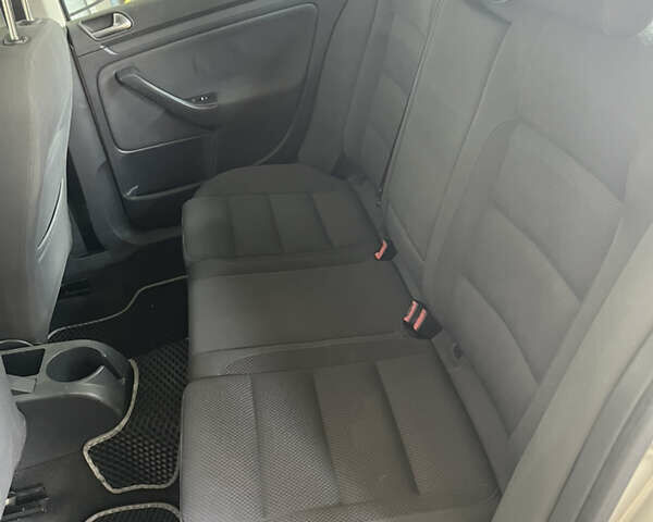 Сірий Фольксваген Гольф, об'ємом двигуна 1.6 л та пробігом 300 тис. км за 4850 $, фото 8 на Automoto.ua