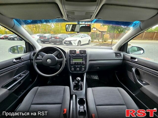 Серый Фольксваген Гольф, объемом двигателя 1.6 л и пробегом 235 тыс. км за 4350 $, фото 5 на Automoto.ua