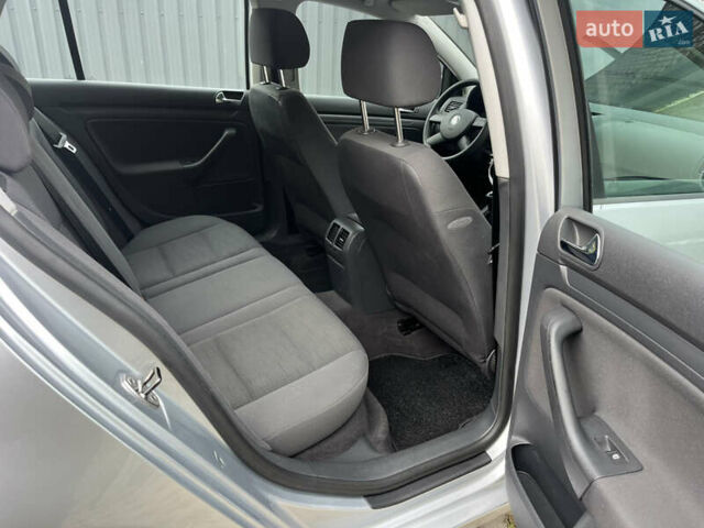 Серый Фольксваген Гольф, объемом двигателя 1.6 л и пробегом 259 тыс. км за 5400 $, фото 21 на Automoto.ua