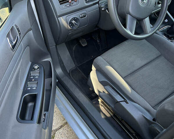 Фольксваген Гольф 2004 у Луцьку на Automoto.ua Сірий Фольксваген Гольф, об'ємом двигуна 1.6 л та пробігом 261 тис. км за 5400 $, фото 11 на Automoto.ua