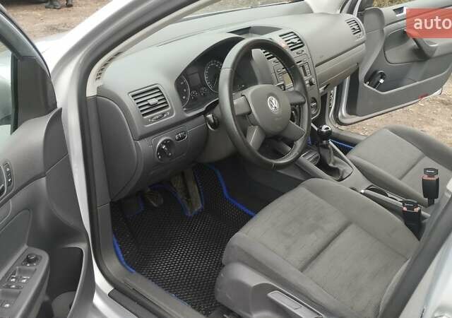 Серый Фольксваген Гольф, объемом двигателя 1.6 л и пробегом 202 тыс. км за 6000 $, фото 3 на Automoto.ua
