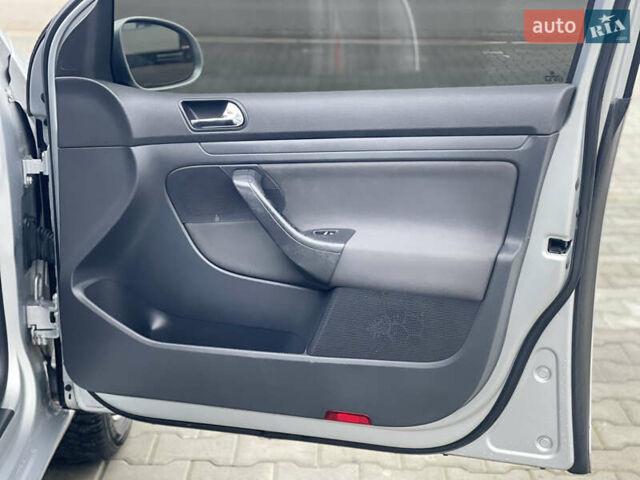 Серый Фольксваген Гольф, объемом двигателя 1.6 л и пробегом 225 тыс. км за 5400 $, фото 29 на Automoto.ua