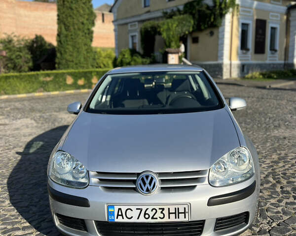Фольксваген Гольф 2004 у Луцьку на Automoto.ua Сірий Фольксваген Гольф, об'ємом двигуна 1.6 л та пробігом 261 тис. км за 5400 $, фото 1 на Automoto.ua