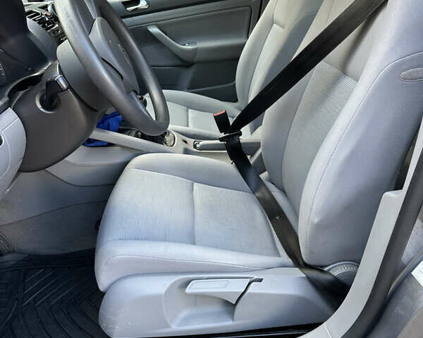 Серый Фольксваген Гольф, объемом двигателя 1.6 л и пробегом 160 тыс. км за 4500 $, фото 26 на Automoto.ua