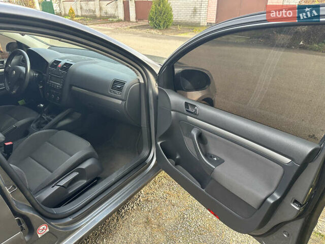 Серый Фольксваген Гольф, объемом двигателя 1.6 л и пробегом 263 тыс. км за 5600 $, фото 9 на Automoto.ua