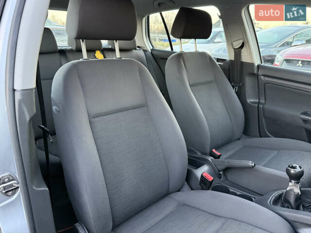 Серый Фольксваген Гольф, объемом двигателя 1.6 л и пробегом 229 тыс. км за 5600 $, фото 27 на Automoto.ua