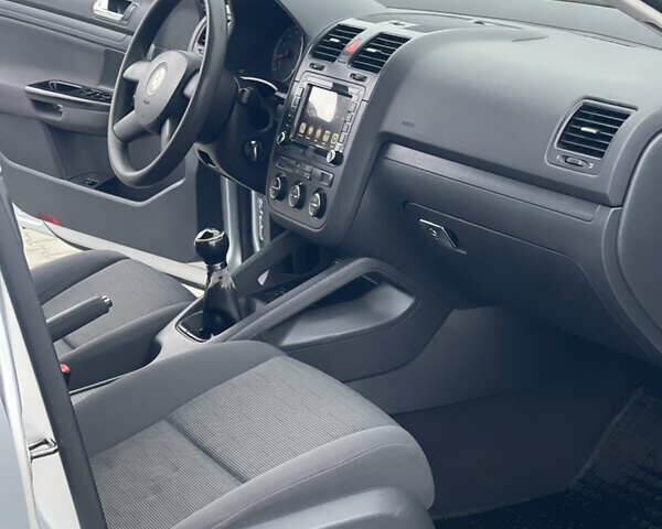 Серый Фольксваген Гольф, объемом двигателя 1.6 л и пробегом 225 тыс. км за 5400 $, фото 26 на Automoto.ua