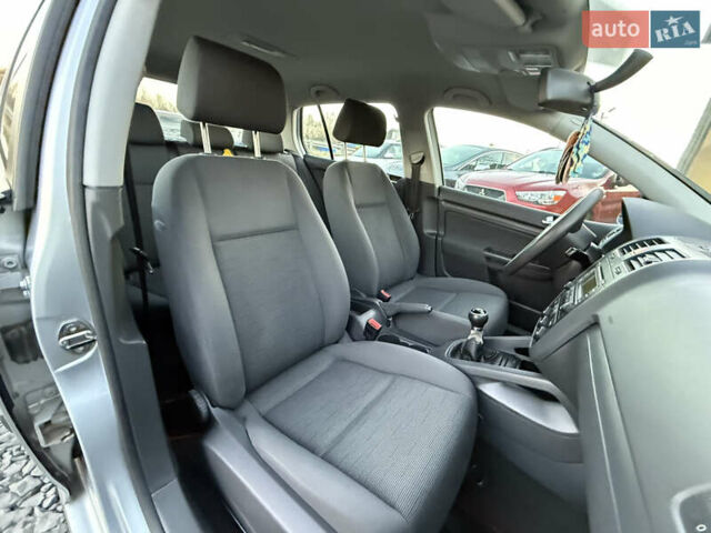 Серый Фольксваген Гольф, объемом двигателя 1.6 л и пробегом 229 тыс. км за 5600 $, фото 26 на Automoto.ua