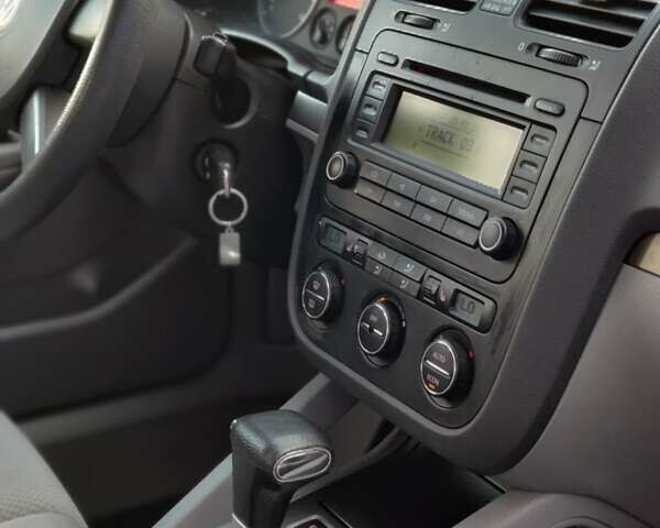 Сірий Фольксваген Гольф, об'ємом двигуна 1.6 л та пробігом 203 тис. км за 6850 $, фото 22 на Automoto.ua