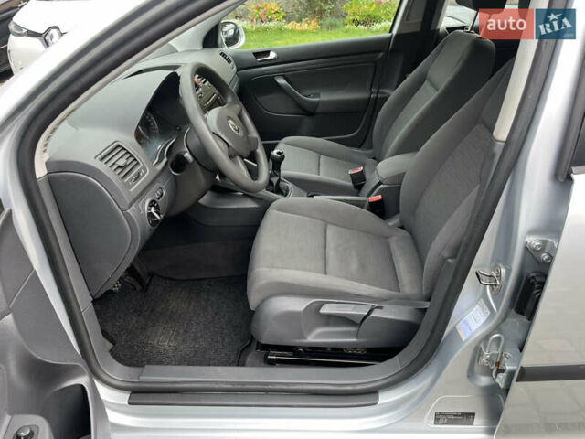 Серый Фольксваген Гольф, объемом двигателя 1.6 л и пробегом 259 тыс. км за 5400 $, фото 18 на Automoto.ua