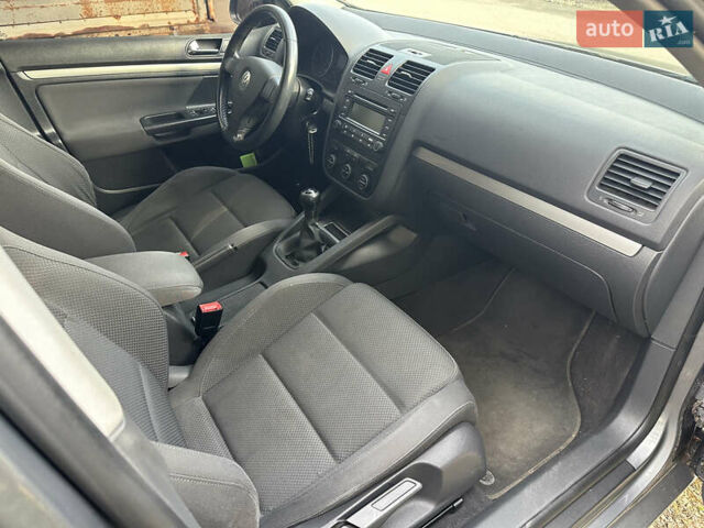 Серый Фольксваген Гольф, объемом двигателя 1.6 л и пробегом 263 тыс. км за 5600 $, фото 8 на Automoto.ua