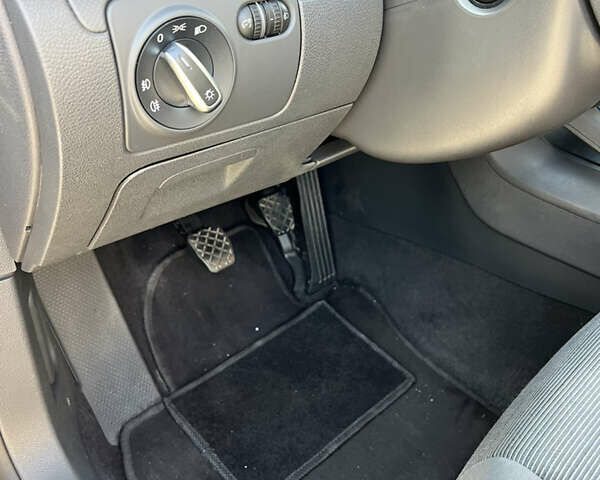 Фольксваген Гольф 2004 у Луцьку на Automoto.ua Сірий Фольксваген Гольф, об'ємом двигуна 1.6 л та пробігом 261 тис. км за 5400 $, фото 12 на Automoto.ua