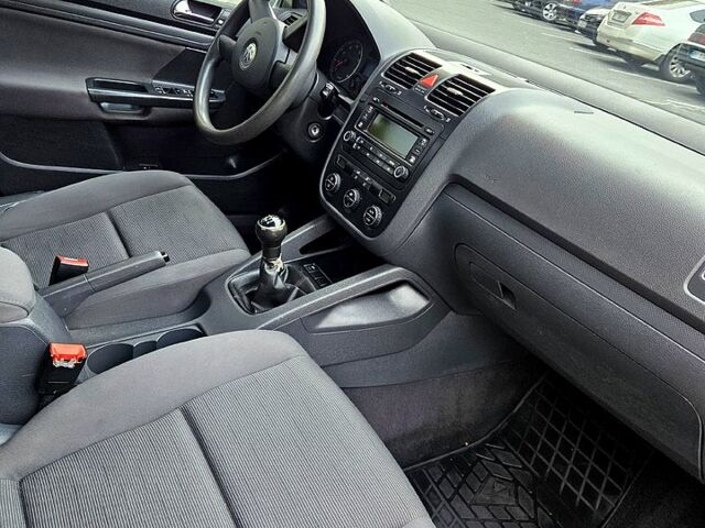 Серый Фольксваген Гольф, объемом двигателя 1.6 л и пробегом 235 тыс. км за 4350 $, фото 6 на Automoto.ua