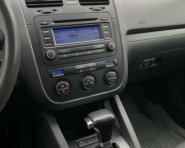 Серый Фольксваген Гольф, объемом двигателя 1.6 л и пробегом 250 тыс. км за 5800 $, фото 48 на Automoto.ua