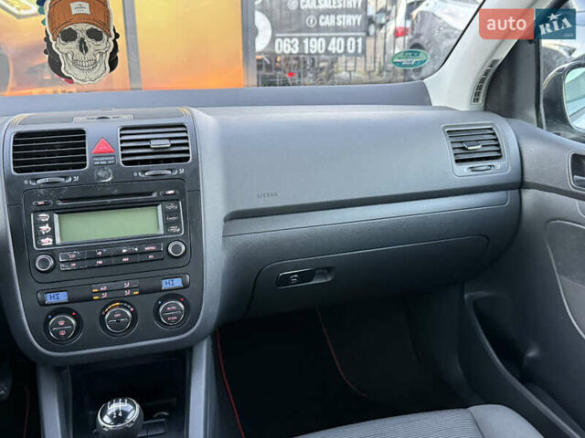 Серый Фольксваген Гольф, объемом двигателя 1.6 л и пробегом 229 тыс. км за 5600 $, фото 33 на Automoto.ua