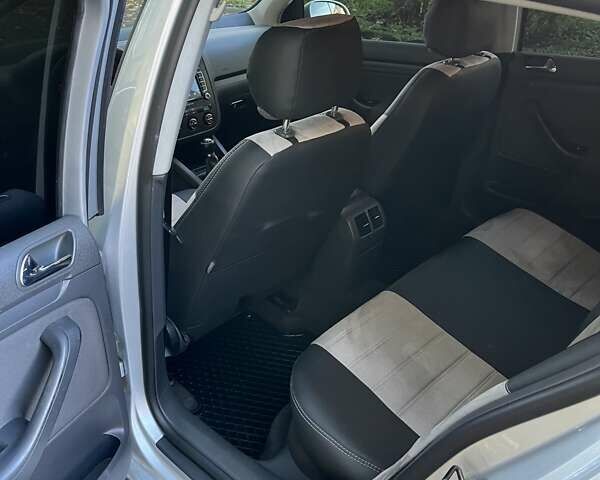 Серый Фольксваген Гольф, объемом двигателя 1.6 л и пробегом 220 тыс. км за 5200 $, фото 11 на Automoto.ua