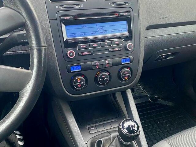 Серый Фольксваген Гольф, объемом двигателя 1.6 л и пробегом 248 тыс. км за 5200 $, фото 5 на Automoto.ua