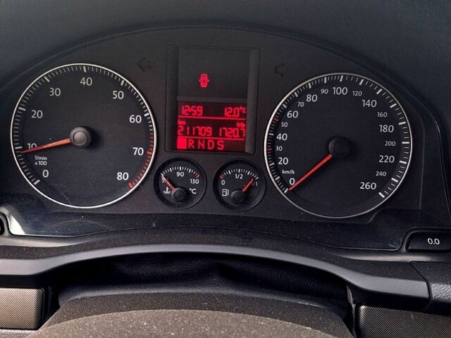 Сірий Фольксваген Гольф, об'ємом двигуна 1.6 л та пробігом 211 тис. км за 8000 $, фото 7 на Automoto.ua