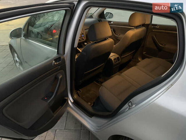 Серый Фольксваген Гольф, объемом двигателя 1.6 л и пробегом 236 тыс. км за 4800 $, фото 16 на Automoto.ua