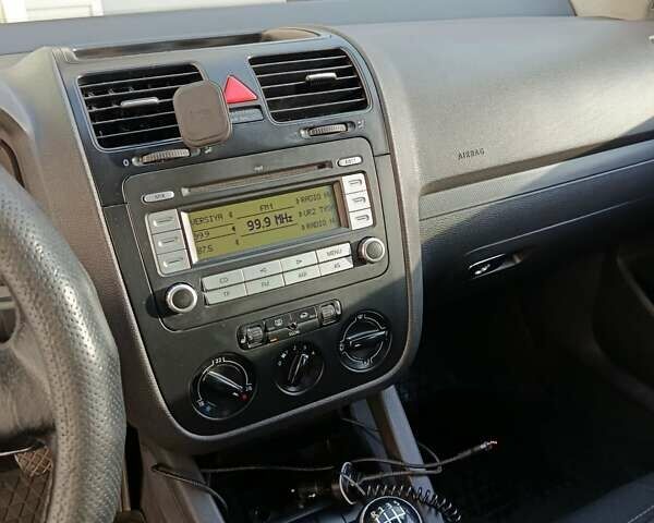 Серый Фольксваген Гольф, объемом двигателя 1.6 л и пробегом 318 тыс. км за 4600 $, фото 5 на Automoto.ua