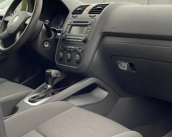 Серый Фольксваген Гольф, объемом двигателя 1.6 л и пробегом 250 тыс. км за 5800 $, фото 41 на Automoto.ua