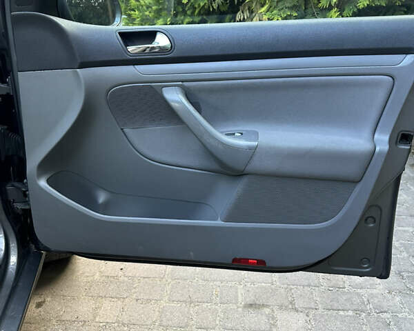 Серый Фольксваген Гольф, объемом двигателя 1.6 л и пробегом 160 тыс. км за 4500 $, фото 22 на Automoto.ua