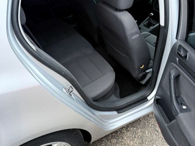 Серый Фольксваген Гольф, объемом двигателя 1.4 л и пробегом 228 тыс. км за 5500 $, фото 13 на Automoto.ua