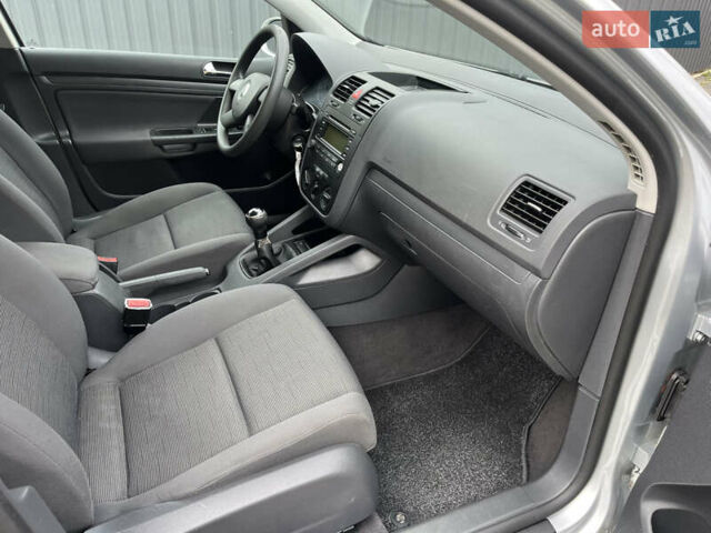 Серый Фольксваген Гольф, объемом двигателя 1.6 л и пробегом 259 тыс. км за 5400 $, фото 23 на Automoto.ua