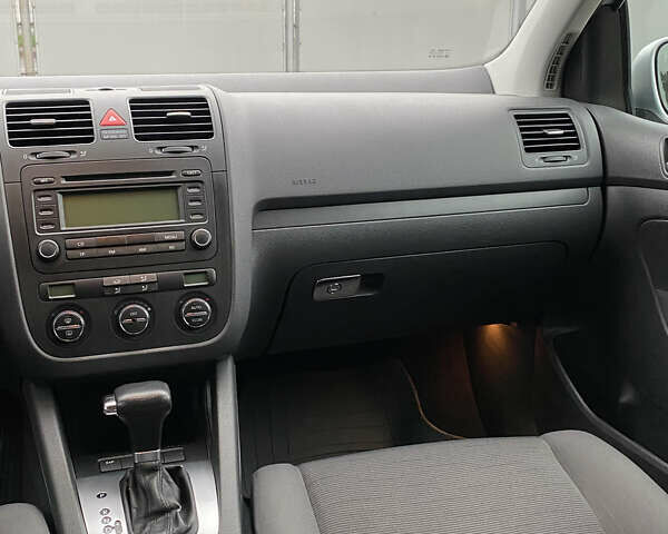 Серый Фольксваген Гольф, объемом двигателя 1.6 л и пробегом 250 тыс. км за 5800 $, фото 43 на Automoto.ua