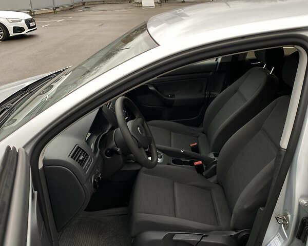 Серый Фольксваген Гольф, объемом двигателя 1.6 л и пробегом 250 тыс. км за 5800 $, фото 27 на Automoto.ua