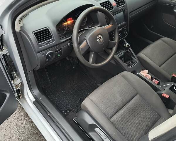 Серый Фольксваген Гольф, объемом двигателя 1.4 л и пробегом 253 тыс. км за 4900 $, фото 6 на Automoto.ua