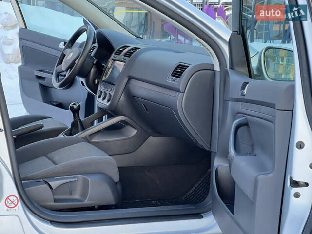 Серый Фольксваген Гольф, объемом двигателя 1.6 л и пробегом 198 тыс. км за 4999 $, фото 40 на Automoto.ua