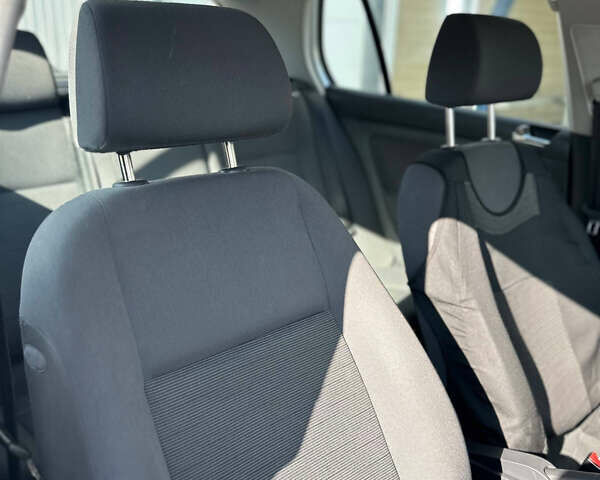 Фольксваген Гольф 2004 в Запорожье на Automoto.ua Серый Фольксваген Гольф, объемом двигателя 1.4 л и пробегом 220 тыс. км за 5300 $, фото 30 на Automoto.ua