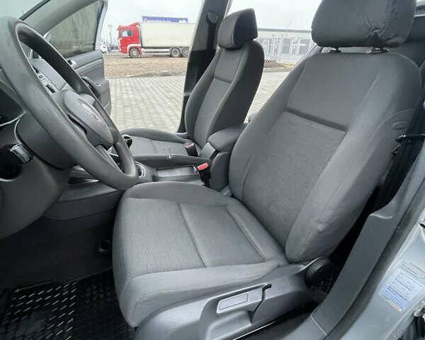 Серый Фольксваген Гольф, объемом двигателя 1.6 л и пробегом 225 тыс. км за 5400 $, фото 19 на Automoto.ua