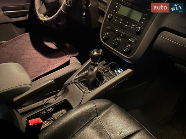 Серый Фольксваген Гольф, объемом двигателя 1.4 л и пробегом 230 тыс. км за 4500 $, фото 33 на Automoto.ua