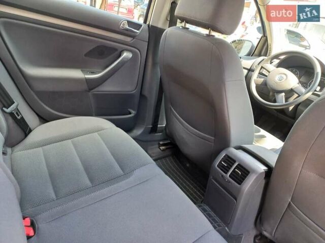 Серый Фольксваген Гольф, объемом двигателя 1.6 л и пробегом 203 тыс. км за 5200 $, фото 5 на Automoto.ua