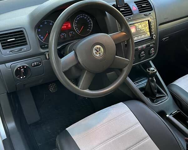 Серый Фольксваген Гольф, объемом двигателя 1.6 л и пробегом 220 тыс. км за 5200 $, фото 12 на Automoto.ua