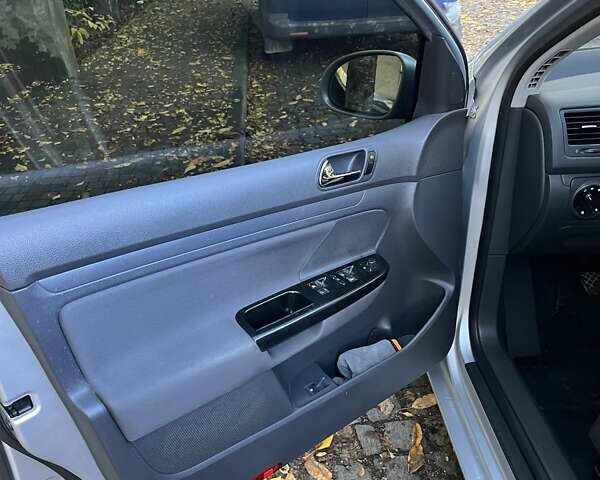 Серый Фольксваген Гольф, объемом двигателя 1.6 л и пробегом 220 тыс. км за 5200 $, фото 14 на Automoto.ua