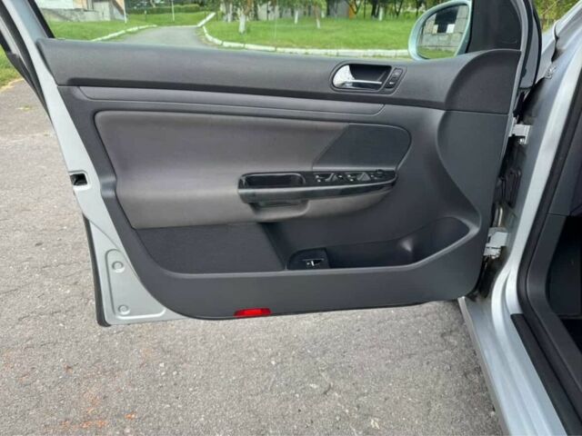 Сірий Фольксваген Гольф, об'ємом двигуна 1.6 л та пробігом 221 тис. км за 5300 $, фото 4 на Automoto.ua