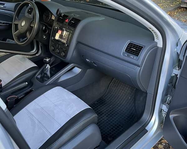 Серый Фольксваген Гольф, объемом двигателя 1.6 л и пробегом 220 тыс. км за 5200 $, фото 10 на Automoto.ua