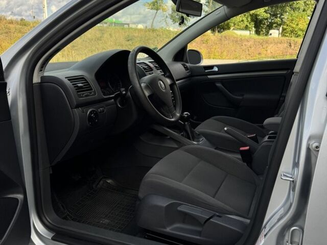 Серый Фольксваген Гольф, объемом двигателя 1.6 л и пробегом 225 тыс. км за 5600 $, фото 12 на Automoto.ua